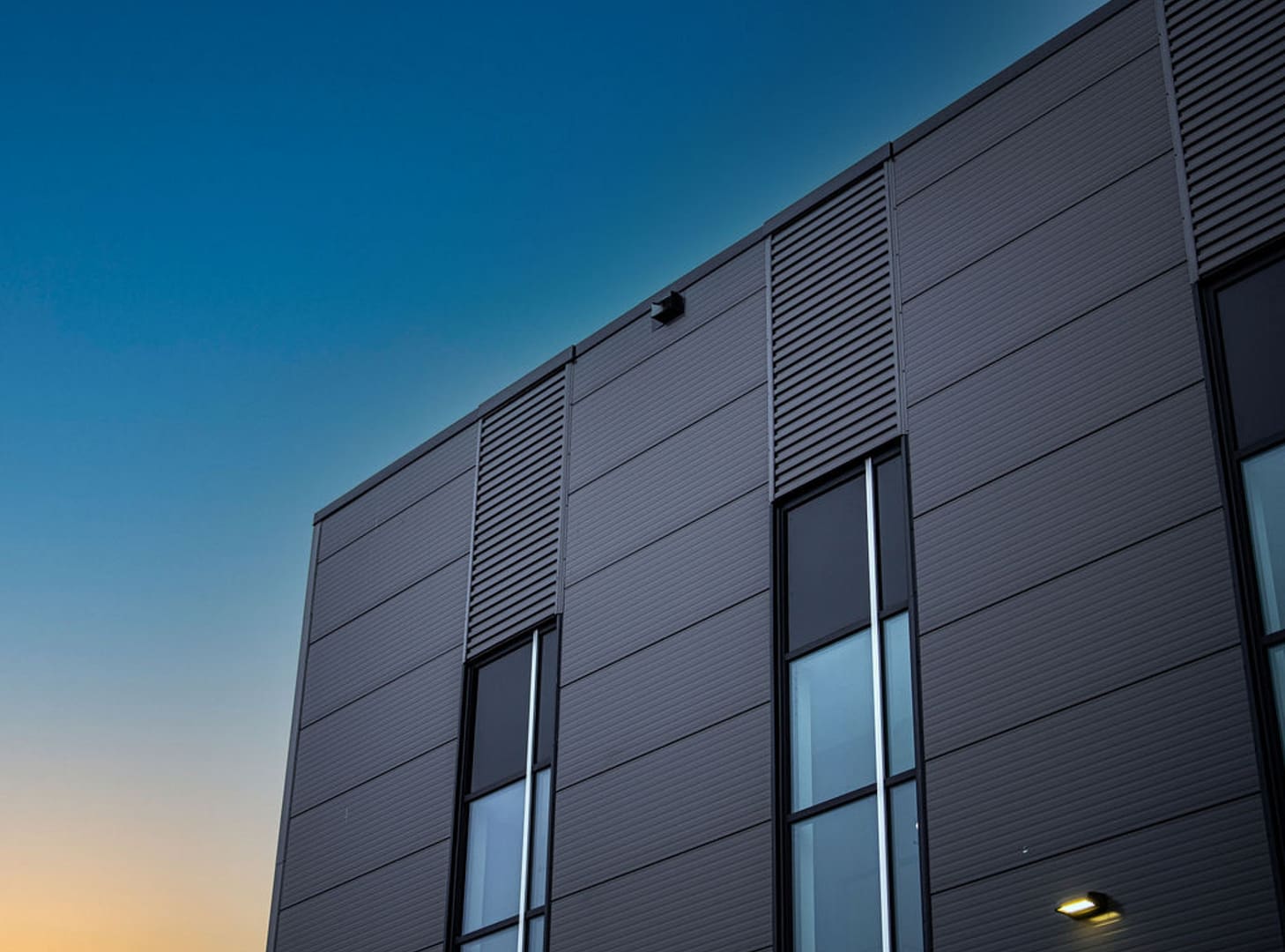 24 Close-up of facade with grey insulated metal panels