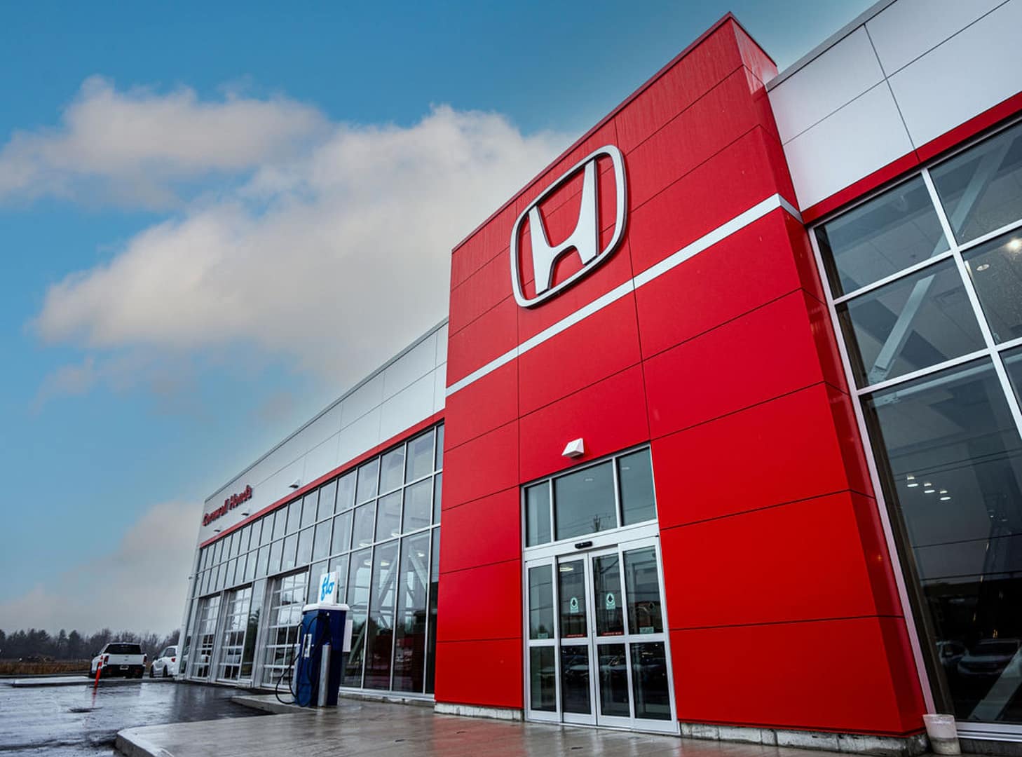 39 Factum Builders cladding installation at Cornwall Honda dealership